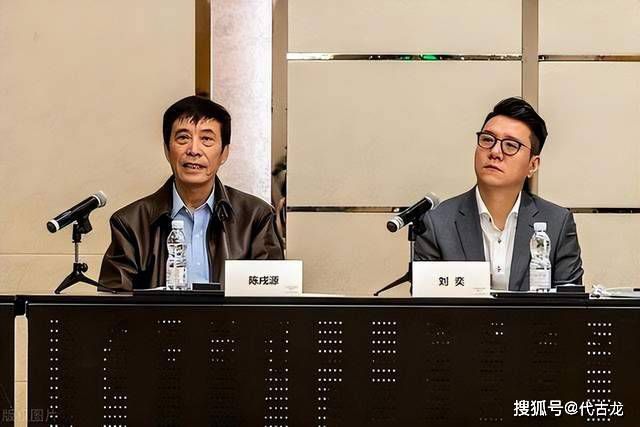 美女扒开尿口给人捅
